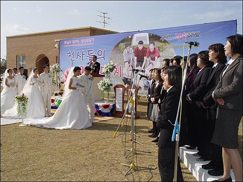 축가를 부르는 자애원 선생님들 